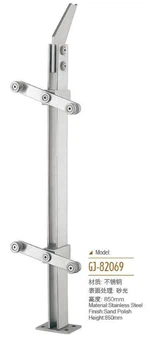 Skleněné zábradlí na schodišti